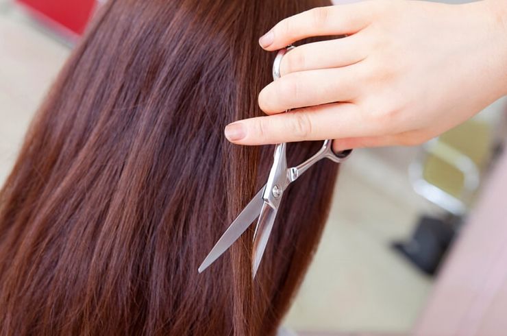 髪をカットする手 (1)